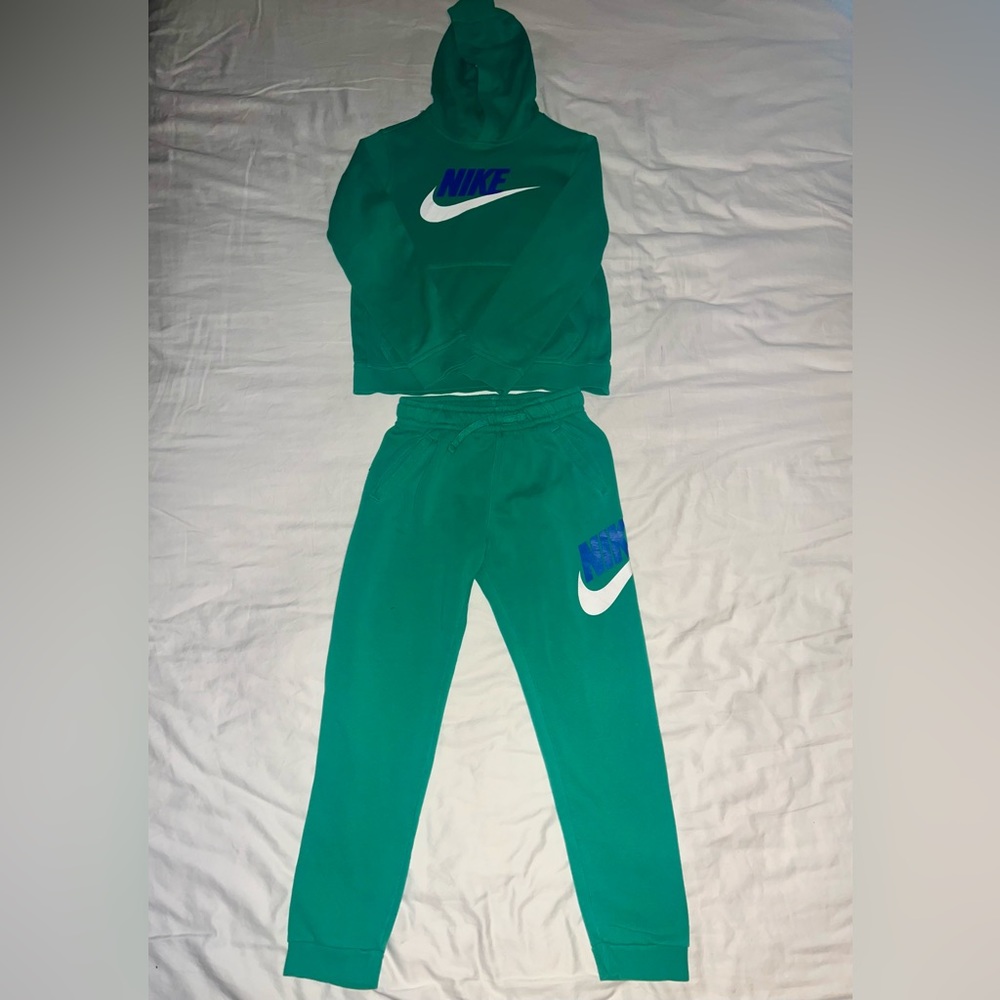 NIKE BOYS SWEATSUIT SIZE LARGE